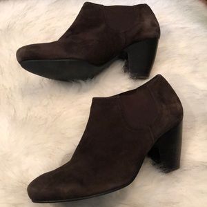 VANELLI Brown suede stacked heel ankle booties